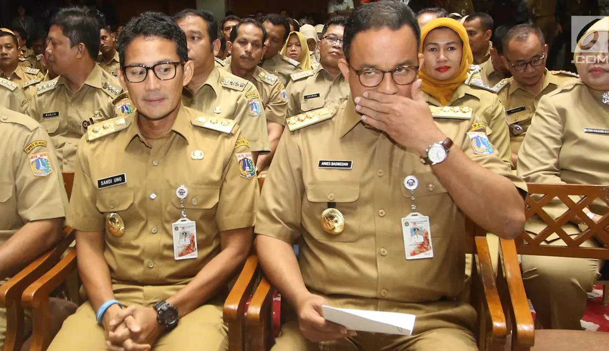 Gubernur dan Wakil Gubernur DKI Jakarta, Anies Baswedan dan Sandiaga Uno saat hadir dalam Pengarahan Gubernur dan Wakil Gubernur kepada walikota/bupati, camat dan lurah di Balai Kota DKI Jakarta, Senin (13/11). (Liputan6.com/Immanuel Antonius)