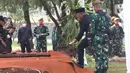 Menteri Koordinator Bidang Pembangunan Manusia dan Kebudayaan, Muhadjir Effendy, menimbun liang lahat dengan tanah secara simbolis saat prosesi pemakaman Azyumardi Azra di Taman Makam Pahlawan Kalibata, Jakarta, Selasa (20/9/2022). Sejumlah pelayat hadir memberikan penghormatan terakhir kepada almarhum. (Liputan6.com/Herman Zakharia)