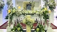 Pihak keluarga mengunggah potret peti jenazah Kiki Fatmala ditemani tanda salib dari untaian bunga warna putih. Suasana begitu intim dan tenang. (Foto