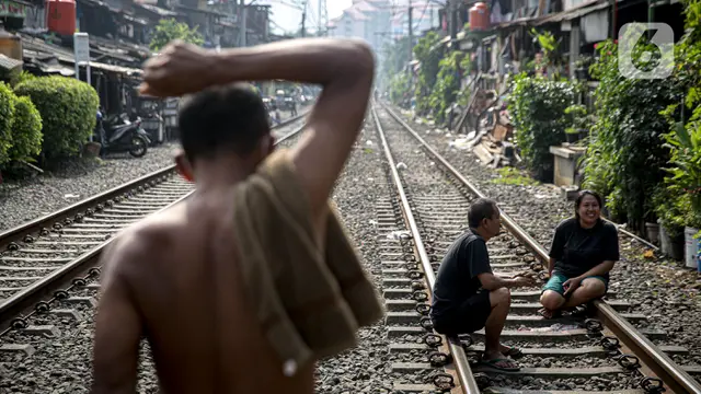 Warga Berjemur di Rel Kereta Api