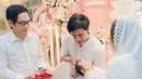 Ini momen ketika acara akikah berlangsung, Kevin Aprilio berhati-hati memotong rambut sang anak. Baby Kimova tertidur pulas digendongan sang bunda dan sangat anteng. Melihat foto tersebut, tak sedikit netizen yang merasa gemas. Doa untuk tumbuh kembang Kimova dituliskan netizen di kolom komentar. Rambut hitam dan lebat Baby Kimova menjadi perhatian padahal baru berusia 1,5 bulan. (Liputan6.com/IG/@vicymelanie)