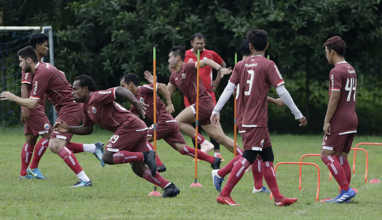 Para pemain Persija Jakarta berlari saat latihan di Lapangan Sutasoma, Jakarta, Rabu (16/1). Ini merupakan latihan perdana yang dipimpin oleh Ivan Kolev. (Bola.com/Yoppy Renato)