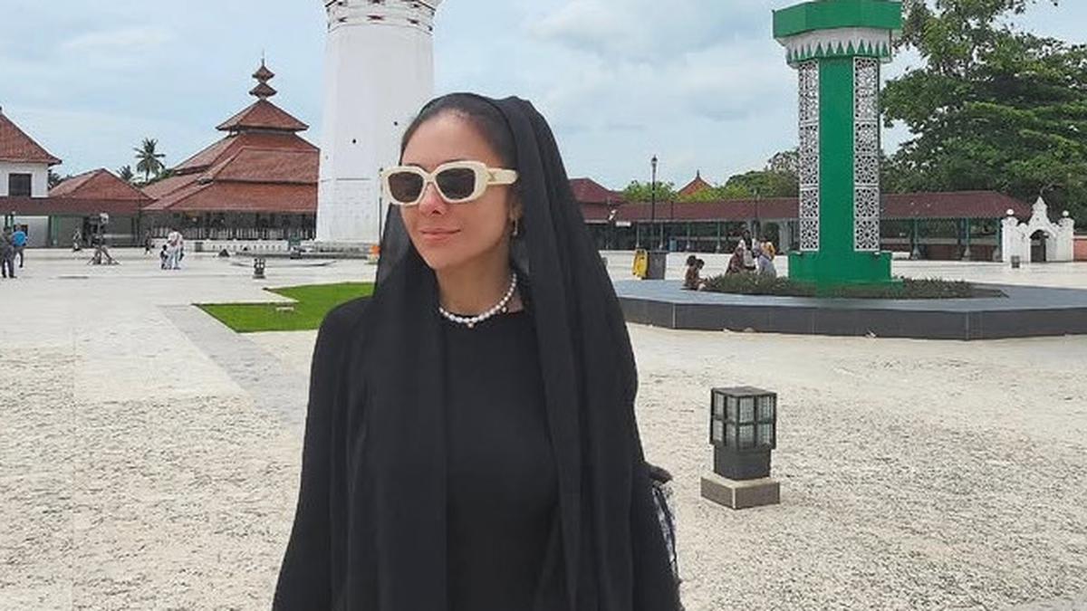 6 Potret Wulan Guritno Kenakan Kerudung Hitam Dipadukan Kain Batik saat Berada di Masjid Agung, Banten