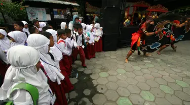 Para siswa SD menyaksikan tarian kuda lumping saat berkunjung ke Taman Budaya Yogyakarta, Rabu, (20/7). Beberapa sekolah di Yogyakarta melakukan MOS secara edukatif di antaranya dengan mengenalkan seni budaya kepada siswanya. (Liputan6.com/Boy Harjanto)