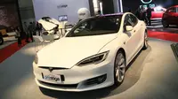 Tesla Model S P100D hadir di IIMS 2017. (Herdi Muhardi)