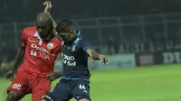 Jhonatan Mariano Bernardo (kiri) berduel dengan Arthur Cunha pada laga Arema FC Vs Persija Jakarta dalam lanjutan laga grup 2 Piala Presiden 2017 di Stadion Kanjuruhan, Malang, Sabtu (11/2/2017). (Bola.com/Reza Bachtiar)