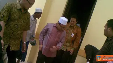 Citizen6, Kalimantan: Muhaimin Iskandar, Menakertrans, usai salat Jumat berjamaah di Masjid Agung Alkaromah, Martapura, Kalimantan Selatan. Tempat ibadah ini sering disinggahi para menteri RI mau pun alim ulama yang berkunjung ke Martapura.