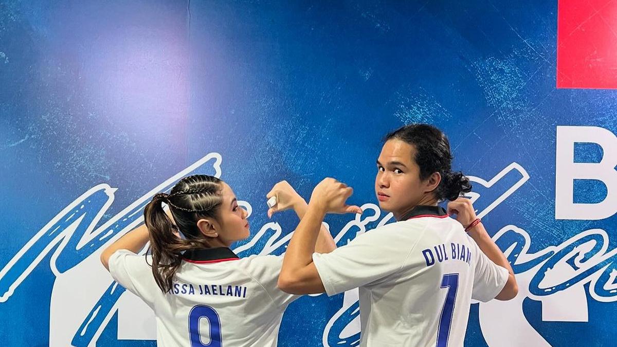 6 Gaya Kompak Tissa Biani &amp; Dul Jaelani dengan Jersey Couple saat Bermain Mini Soccer, Bertuliskan Nama Punggung Gabungan