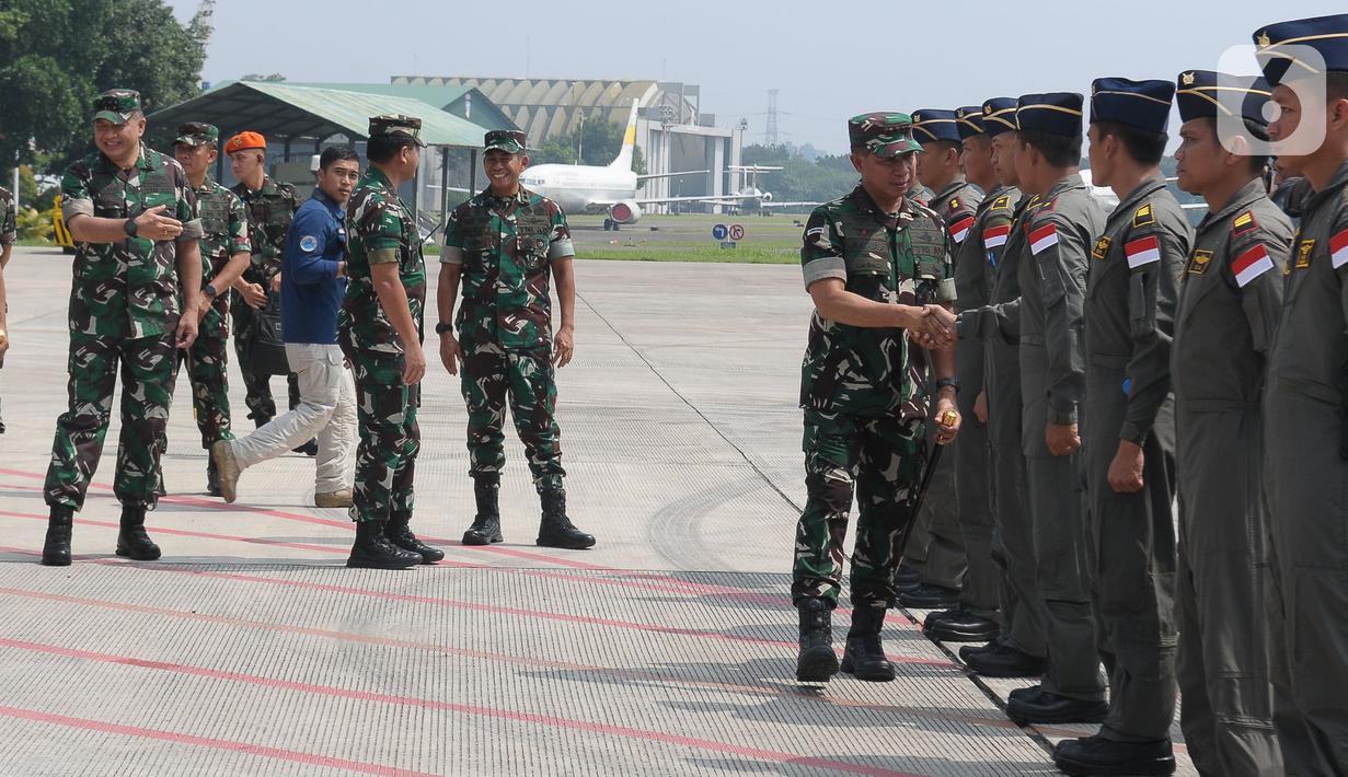 Sebanyak 900 unit payung udara orang dan barang dibawa menggunakan pesawat Hercules C-130J. (merdeka.com/Imam Buhori)