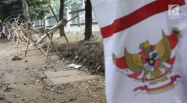 Pohon pinang untuk lomba memanjat dalam rangka menyemarakkan HUT Kemerdekaan RI yang dijual di kawasan Tanjung Barat, Jakarta, Kamis (8/8). Batang pinang tersebut dijual dengan harga mulai dari Rp 700.000. (Liputan6.com/Herman Zakharia)