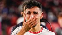 Jesus Navas menangis dalam laga melawan Celta di Sanchez Pizjuan, Minggu dini hari WIB (15/12/2024). Laga ini juga menjadi perpisahan baginya. Ia pensiun pada akhir Desember ini. (Bola.com/X Sevilla)