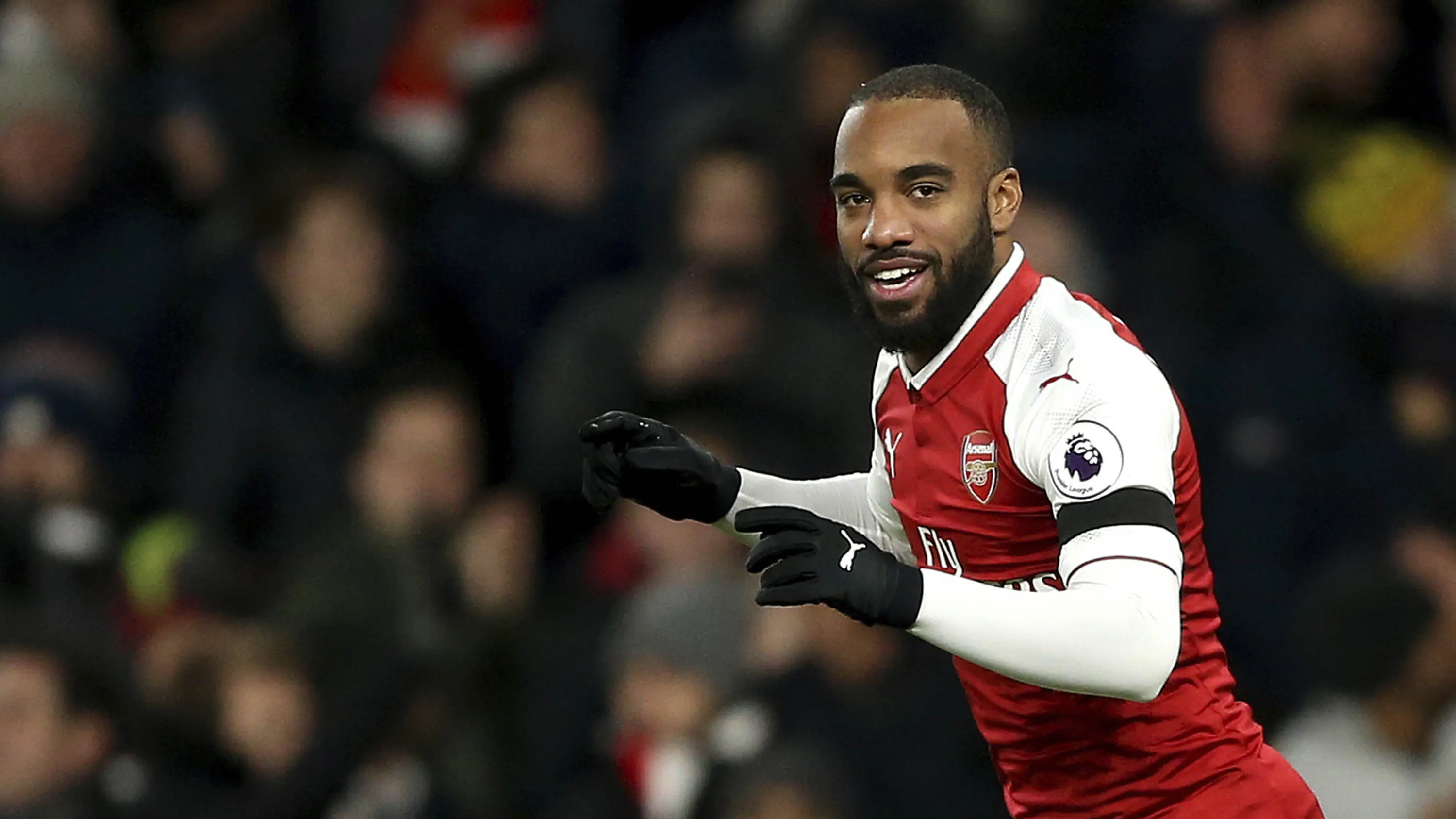 Striker Arsenal, Alexandre Lacazette, merayakan gol yang dicetaknya ke gawang Huddersfield pada laga Premier League di Stadion Emirates, London, Rabu (29/11/2017). Arsenal menang 5-0 atas Huddersfield. (AP/Nigel French)