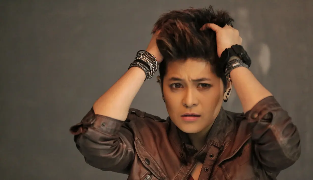 Personel The Virgin, Mitha mulai menekuni dunia DJ. Ia berkolaborasi dengan DJ Citra, yang diberinama Black Champagne. Mitha tak menampik banyaknya dunia DJ itu identik dengan narkoba dan minuman keras.  (Adrian Putra/Bintang.com)