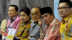 Ketum Partai Golkar Aburizal Bakrie (tengah) bersama Menteri Kesehatan Nila Moeloek (kedua kiri) mengikuti Forum Group Discusion (FGD) Partai Golkar,  Jakarta, Selasa (17/2). FGD tersebut bagian dari HUT Partai Golkar ke-47. (Liputan6.com/Andrian M Tunay)