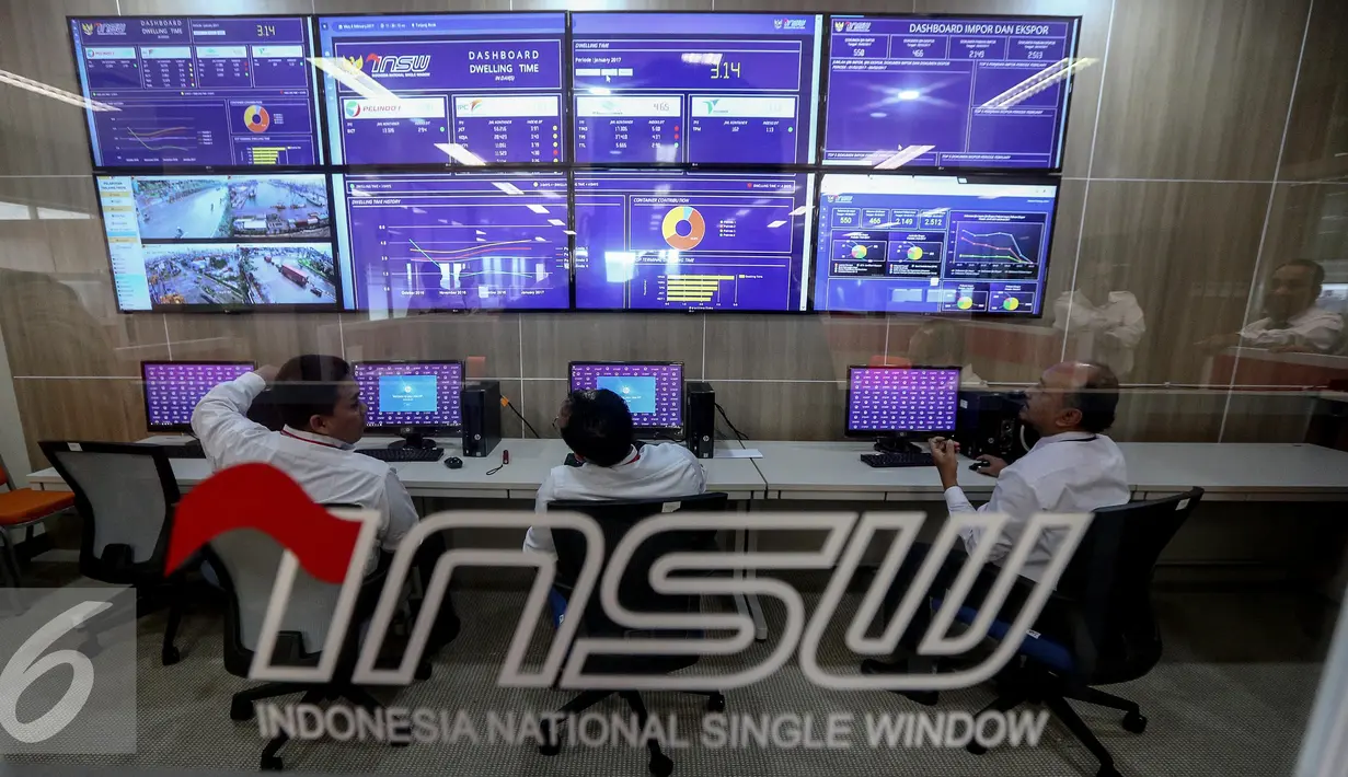 Petugas melakukan pengecekan waktu bongkar muat barang (dwelling time) di berbagai pelabuhan melalui layar monitor  Kantor Pengelola Portal Indonesia National Single Window (INSW), Jakarta, Senin (6/2). (Liputan6.com/Faizal Fanani)