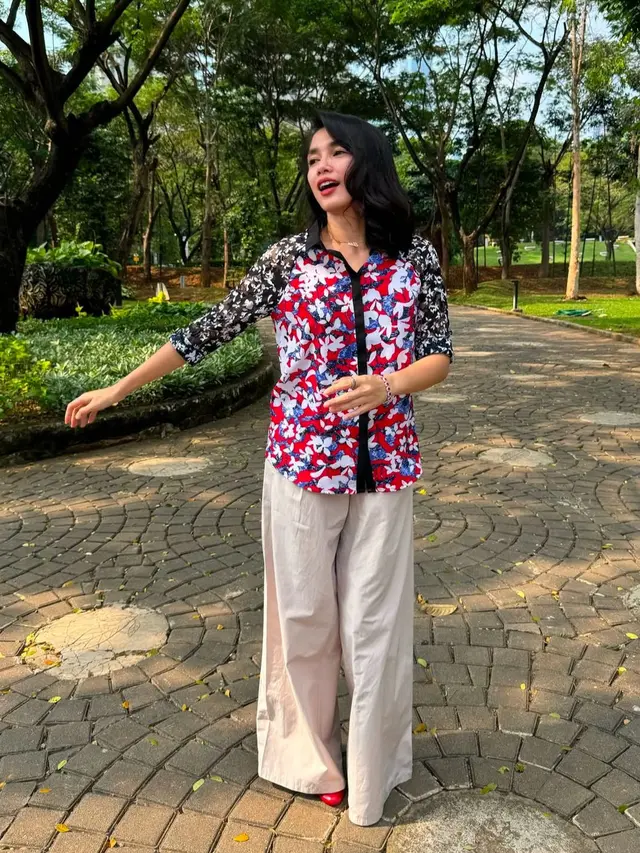Ussy Sulistiawaty Buktikan Awet Muda dengan Fashion yang Selalu On Point (Instagram/@ussypratama)