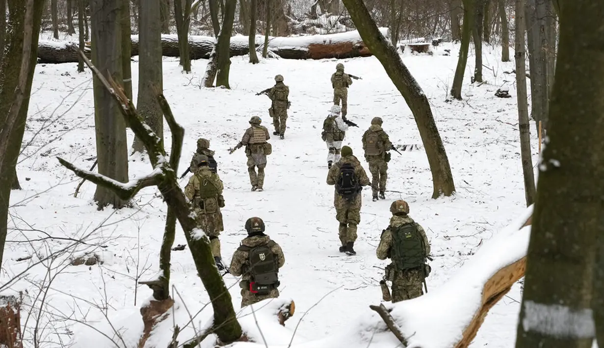 Anggota Pasukan Pertahanan Teritorial Ukraina, unit militer sukarelawan Angkatan Bersenjata, berlatih di taman kota di Kyiv, Ukraina, 22 Januari 2022. Puluhan warga sipil bergabung dengan tentara cadangan Ukraina dalam beberapa pekan terakhir di tengah ancaman invasi Rusia. (AP Photo/Efrem Lukatsky)