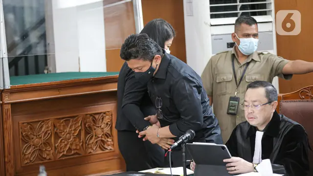 Ferdy Sambo Peluk Putri Candrawathi di Ruang Sidang