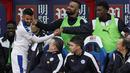 Penyerang Leicester, Riyad Mahrez, bersalaman dengan rekan-rekan setimnya usai laga melawan Crystal Palace pada laga Liga Premier Inggris di Stadion Selhurst Park, London, Sabtu (19/3/2016). Crystal Palace takluk 0-1 dari Leicester. (AFP/Adrian Dennis)