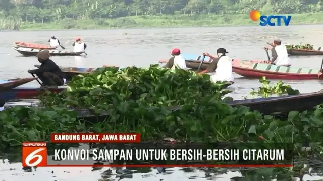 Ratusan warga Bandung konvoi menggunakan sampan untuk membersihkan sampah dan eceng gondok di Sungai Citarum, Bandung Barat.