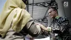 Gubernur DKI Jakarta Anies Baswedan bersalaman dengan personel Satpol PP saat pelapasan di halaman Pendopo Balai Kota, Jakarta, Kamis (29/3). (Liputan6.com/Faizal Fanani)