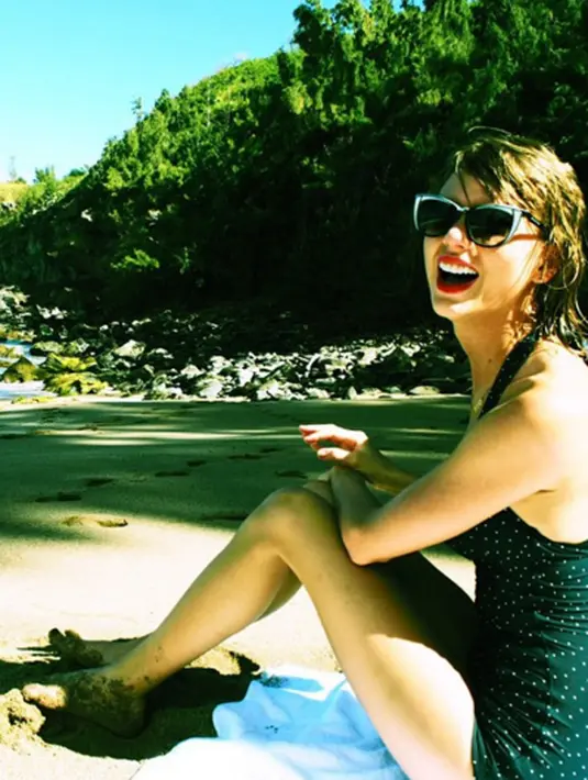 Mantan kekasih dari Harry Styles ini memiliki ciri khas suara country yang amat kental.  (via instagram@taylorswift/Bintang.com)