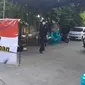 Satgas Penanganan Covid-19 Medansatria, Kota Bekasi melakukan lockdown lokal di kelurahan pejuang setelah 34 warganya terkonfirmasi positif. (Liputan6.com/Bam Sinulingga)