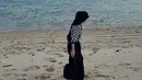 Anak sulung Ummi Pipik memang senang berlibur di pantai. Ia bisa melepas penat suasana kota dengan liburan ke pantai. Potret Adiba terlihat senang saat di pantai ini curi perhatian. (Liputan6.com/IG/adiba.knza)