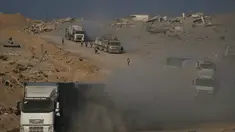 Truk-truk yang mengangkut bantuan kemanusiaan melintasi Kota Gaza setelah masuk dari Israel melalui pos perbatasan Zikim di bagian utara Jalur Gaza, Kamis 13 November 2025. Truk pengangkut bantuan kemanusiaan kembali memasuki Jalur Gaza melalui penyebrangan Zikim di utara pada Kamis (13/11/2025) waktu setempat, setelah otoritas Israel membuka kembali perbatasan tersebut. (AP Photo/Jehad Alshrafi)