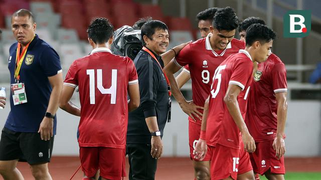 Foto: Beda Dengan Shin Tae-yong, Ini Dia Gaya Santai Indra Sjafri Bersama Timnas Indonesia U-22 dari Pinggir Lapangan