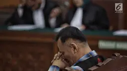 Aktor Tio Pakusadewo saat mengikuti sidang lanjutan beragendakan pembacaan pledoi di Pengadilan Negeri Jakarta Selatan, Kamis (28/6). Tio membacakan langsung nota pembelaan dalam persidangan. (Liputan6.com/Faizal Fanani)