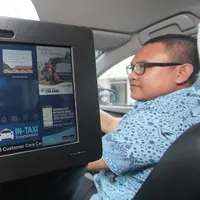 Layar In-Taxi Intertaiment (ITE) yang berada di dalam taksi Blue Bird, Jakarta, Rabu (18/11/2015). Kehadiran ITE diharapkan dapat memperkaya pengalaman serta hiburan kepada penumpang. (Liputan6.com/Angga Yuniar)