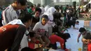 Sejumlah warga antusias menorehkan pesan dalam 'Aksi Damai 5.000 Tandatangan Suarakan Hak-hak Sipil dan Anak-Perempuan' di Jakarta, (24/8/2014), (Liputan6.com/Herman Zakharia)