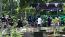 Tampak tim forensik dari Polda Metro Jaya telah yang melakukan otopsi di makam jenazah korban Allya, Jakarta, Rabu (13/1). Proses otopsi sendiri berjalan tertutup agar berjalan lancar. (Liputan6.com/Yoppy Renato)
