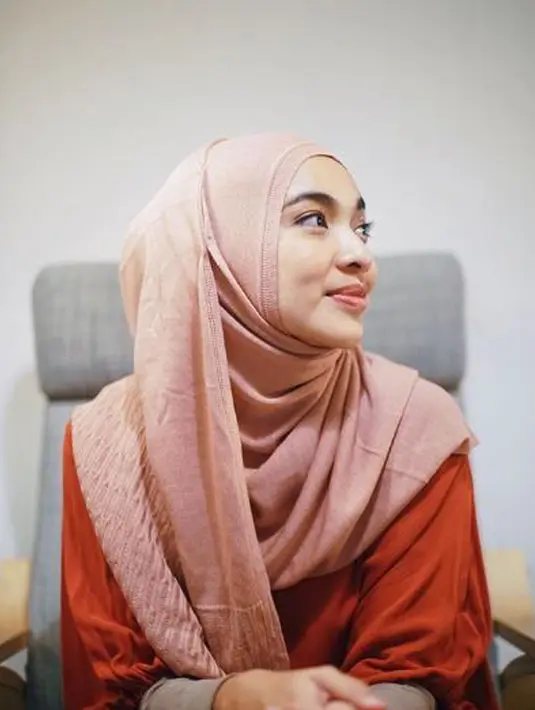 Beberapa warganet sekaligus menyarankan agar aktris bernama lengkap Ratu Tika Bravani tersebut menghapus foto-fotonya yang belum mengenakan jilbab. (instagram.com/tikabravani)
