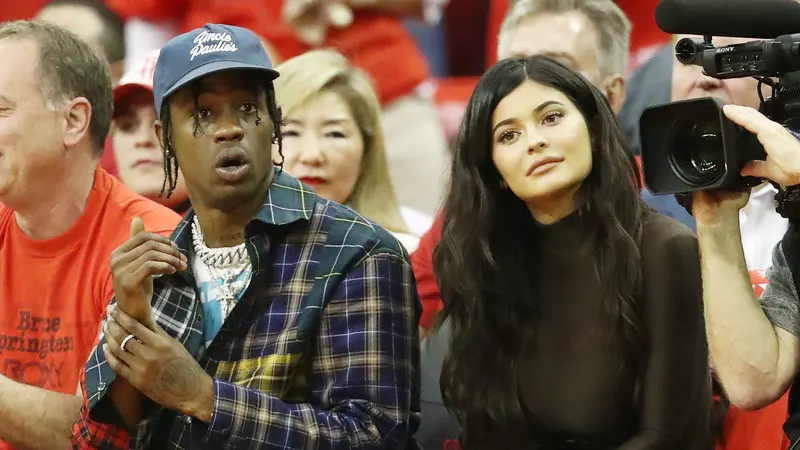 [Bintang] Kylie Jenner - Travis Scott