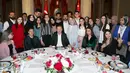 Presiden Turki Recep Tayyip Erdogan foto bersama dengan Gelandang Arsenal, Mesut Ozil dan kekasihnya Amine Gulse usai acara buka bersama di Istana Dolmabahce, Istanbul (19/5). (Stringer/Turkish President's Press Office/AFP)