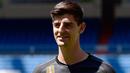 Kiper asal Belgia Thibaut Courtois berpose selama presentasi dirinya menjadi pemain Real Madrid di stadion Santiago Bernabeu (9/8). Courtois resmi didapatkan Madrid dari Chelsea hingga musim 2023/24. (AFP Photo/Javier Soriano)