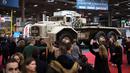 Pengunjung melihat truk Gurun, Berliet T100, dengan berat 50 ton, selama pameran mobil Retromobile di Paris, Prancis (5/2). Pameran ini diselenggarakan dari tanggal 6 sampai 10 Februari 2019. (AFP Photo/Eric Feferberg)