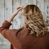 ilustrasi cara melembutkan rambut/Photo by Tim Mossholder/pexels