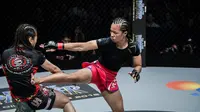 Petarung ONE Championship putri asal Indonesia, Priscilla Hertati Lumban Gaol (kanan) targetkan sabuk juara kelas atom (Foto: ONE Championship)