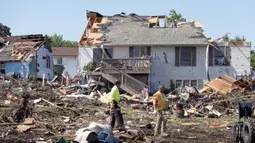 Dilaporkan lima orang meninggal dunia dan 35 lainnya terluka ketika tornado kuat menerjang Iowa, Amerika Serikat (AS). (SCOTT OLSON/Getty Images North America/Getty Images via AFP)