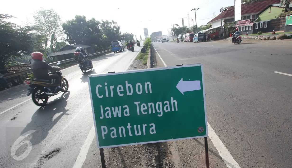 Arus lalu lintas di kawasan Simpang Jomin, Karawang, Jawa Barat,  sudah mulai ramai namun masih lancar, Jumat (1/7). Simpang Jomin saat musim mudik tidak sepadat biasanya dikarenakan adanya Tol Cipali. (Liputan6.com/Immaniel Antonius)