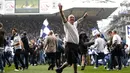 Seorang fans saat berada di lapangan usai pertandingan Tottenham Hotspur melawan MU di stadion White Hart Lane, London, (14/5). Pertandingan Spurs di Stadion ini merupakan yang terakhir dan akan pindah ke stadion baru. (AP/Frank Augstein)