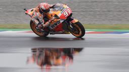 Pebalap Repsol Honda, Marc Marquez, memacu motornya pada MotoGP Argentina di Sirkuit Termas de Rio Hondo, Minggu (8/4/2018). Pada balapan ini dirinya sempat membuat Valentino Rossi terjatuh karena bersenggolan. (AFP/Juan Mabromata)