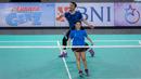 Mantan pebulu tangkis Indonesia, Mohammad Ahsan (kiri) dan penyanyi sekaligus selebritas Indonesia, Ziva Magnolya memukul kok ke arah pasangan mantan pebulu tangkis Indonesia, Debby Susanto dan selebritas, Rafael Tan pada laga semifinal Turnamen Olahraga Selebriti Indonesia (TOSI) Season 4 di GOR UNJ, Rawamangun, Jakarta, Minggu (02/11/2025). (Bola.com/Bagaskara Lazuardi)