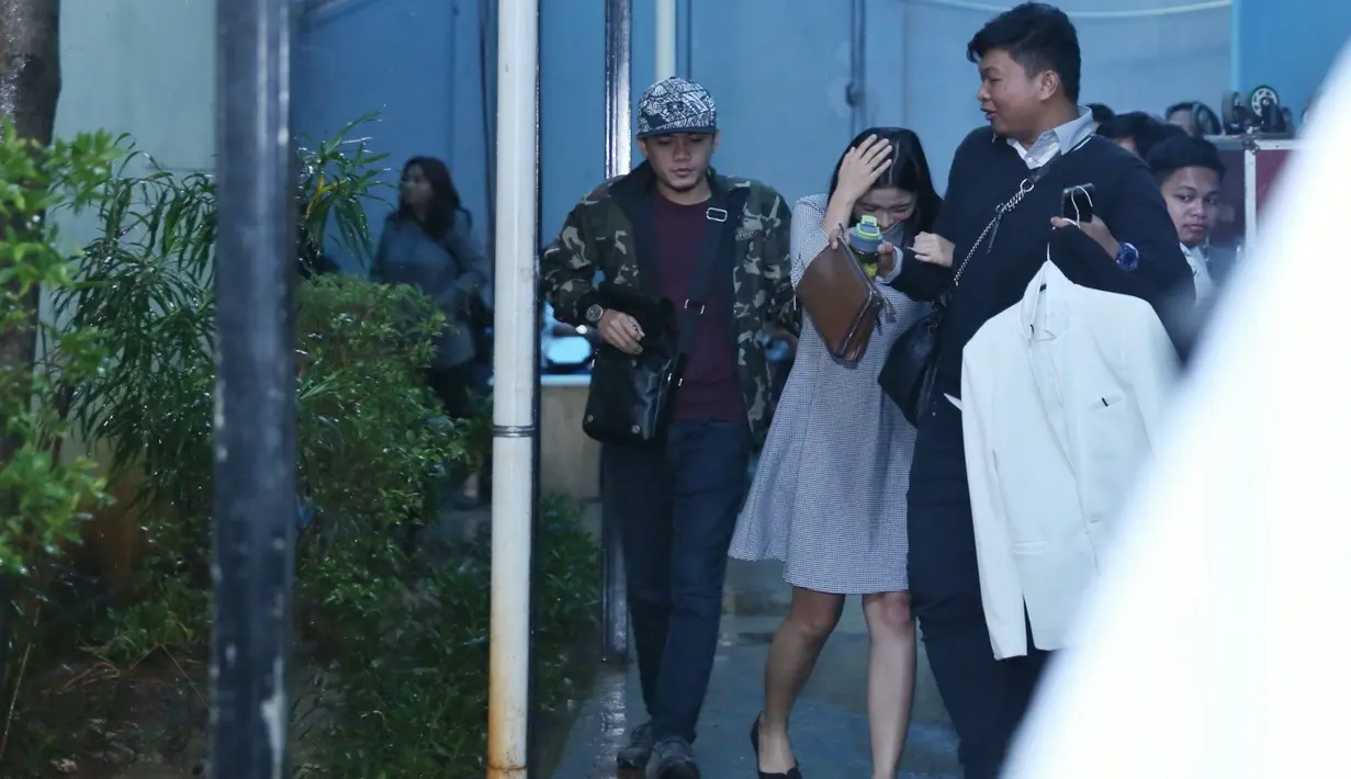 Sedangkan pramugari tersbut enggan menjawab pertanyaan media. Pramugari tersebut banya menunduk dan menutup mukanya dengan tangan. "Ya karena temen. Mungkin risih kan gitu," ujar Andika terkait sikab temannya. (Nurwahyunan/Bintang.com)