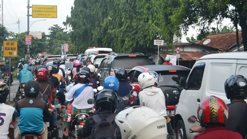 Ilustrasi – kemacetan di pintu perlintasan kereta api Kota Purwokerto sebelum Underpass dibangun. (Foto: Liputan6.com/Muhamad Ridlo)