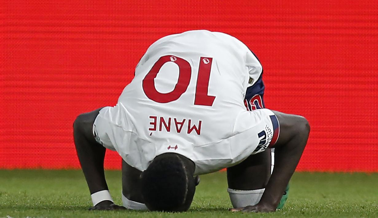 Striker Liverpool, Sadio Mane, merayakan gol yang dicetaknya ke gawang Crystal Palace pada laga Premier League di Stadion Selhurst Park, London, Sabtu (23/11). Palace kalah 1-2 dari Liverpool. (AFP/Ian Kington)