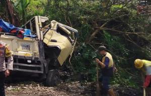 Kecelakaan dua truk di Jalan Raya Cianjur–Cugenang, tepatnya di Desa Cibeureum, Kecamatan Cugenang, Kabupaten Cianjur. (Liputan6.com/Fira)
